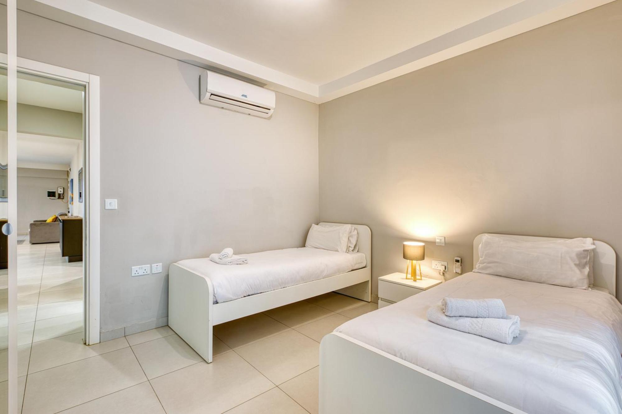 Unique Two Bedroom Apt With Huge Outdoor Area And Close To Entertainment Is-Swieqi ภายนอก รูปภาพ