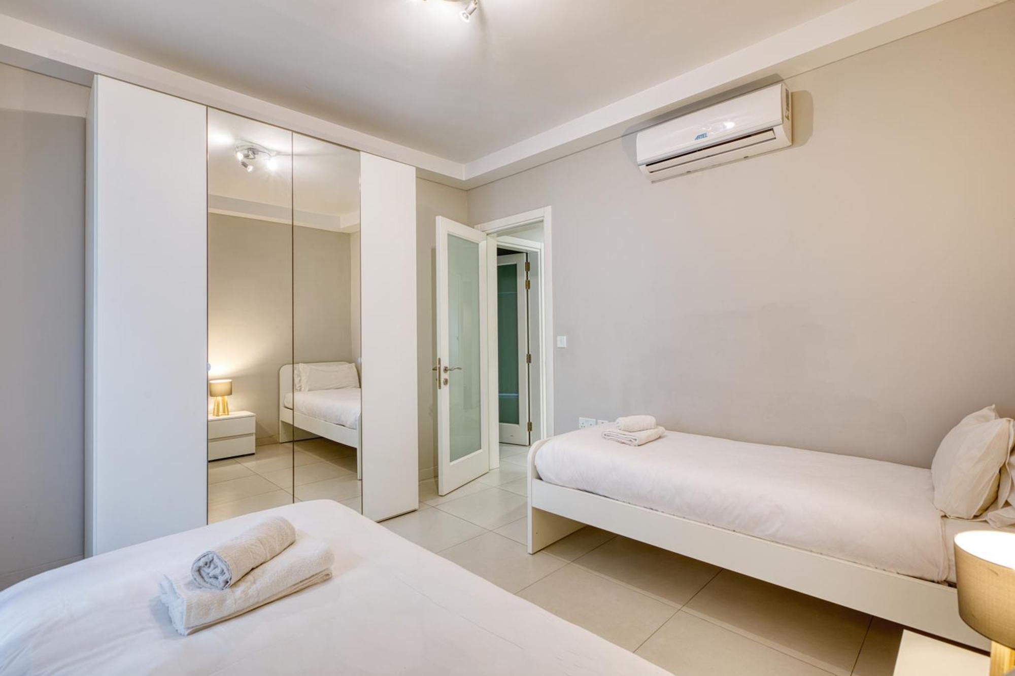 Unique Two Bedroom Apt With Huge Outdoor Area And Close To Entertainment Is-Swieqi ภายนอก รูปภาพ